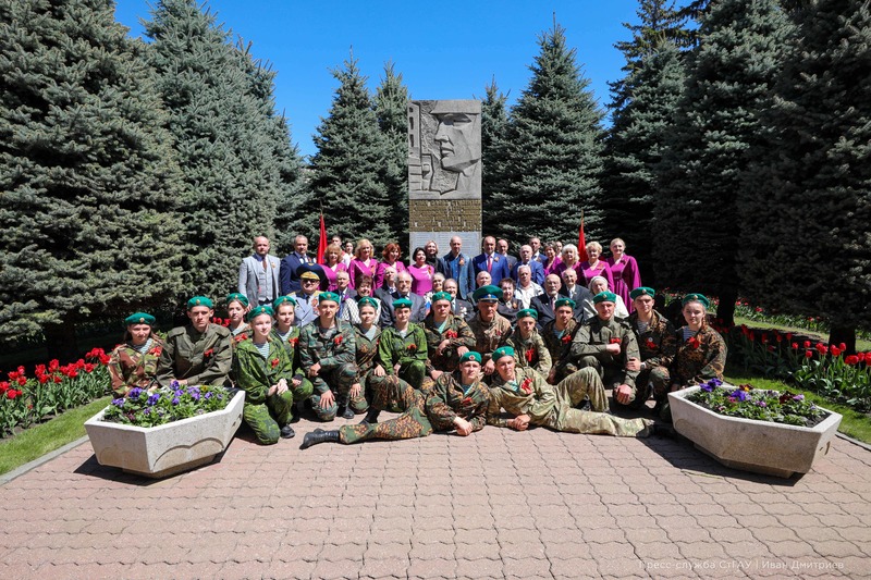 Тысячи студентов Ставропольского ГАУ спели «День Победы» вместе с Денисом Майдановым