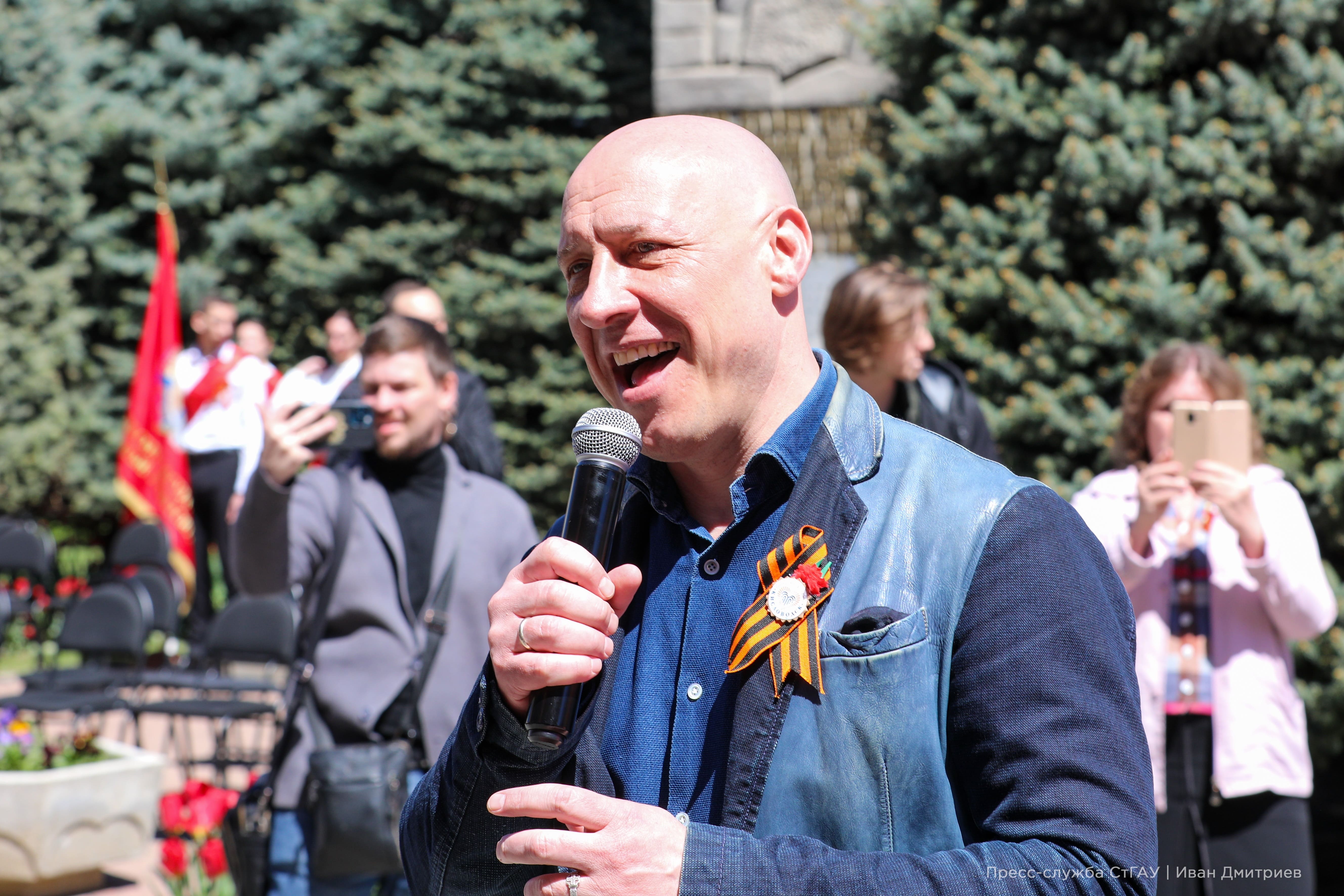 Тысячи студентов Ставропольского ГАУ спели «День Победы» вместе с Денисом Майдановым