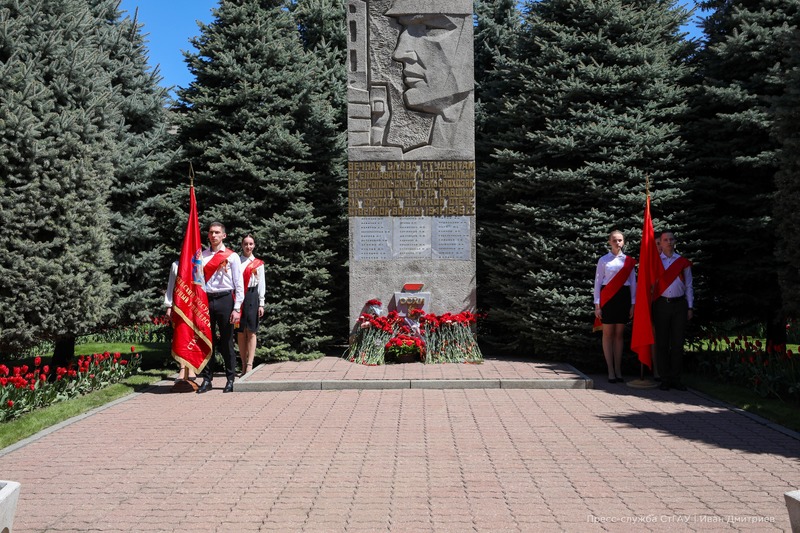 Тысячи студентов Ставропольского ГАУ спели «День Победы» вместе с Денисом Майдановым