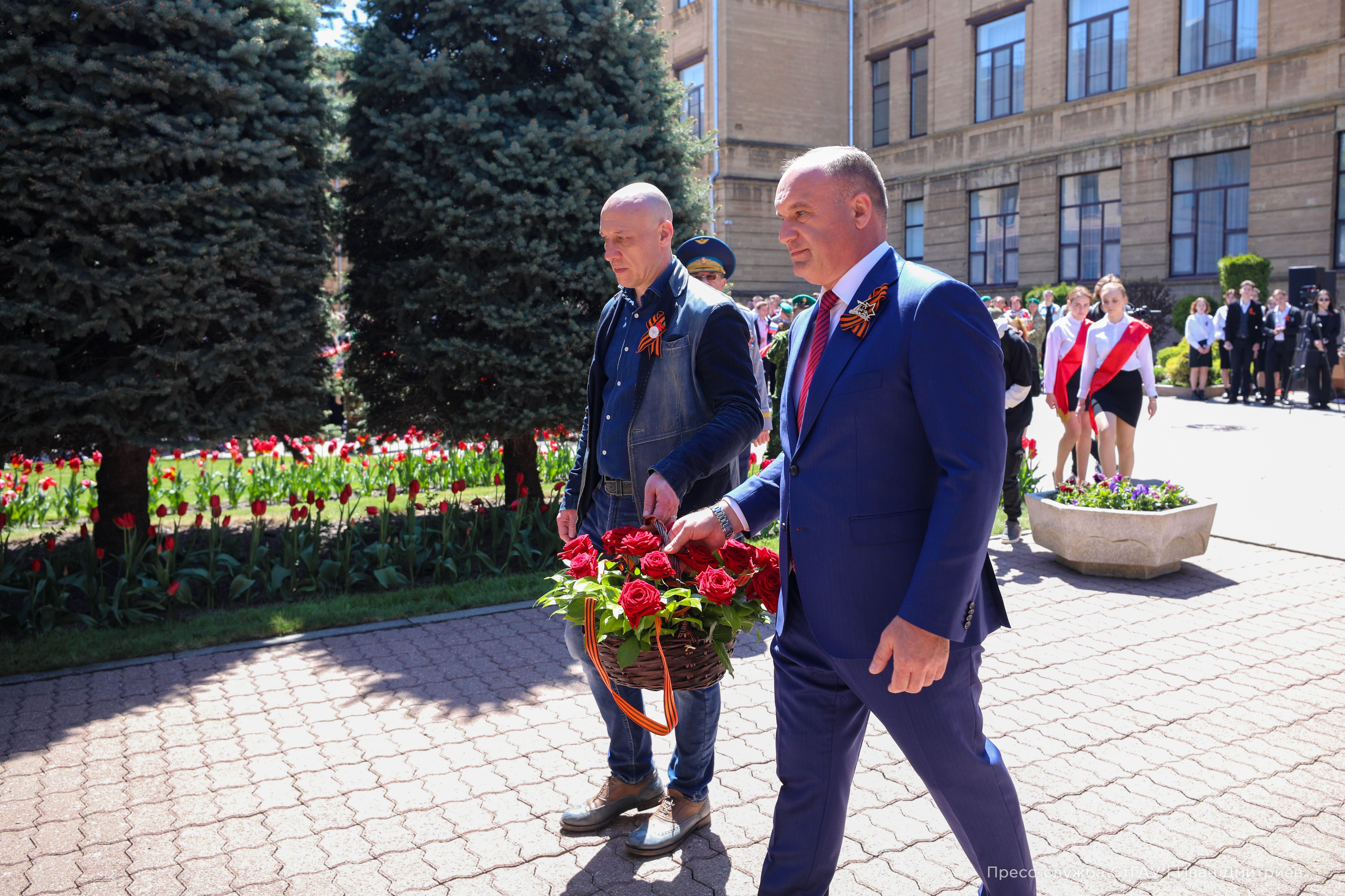 Тысячи студентов Ставропольского ГАУ спели «День Победы» вместе с Денисом Майдановым