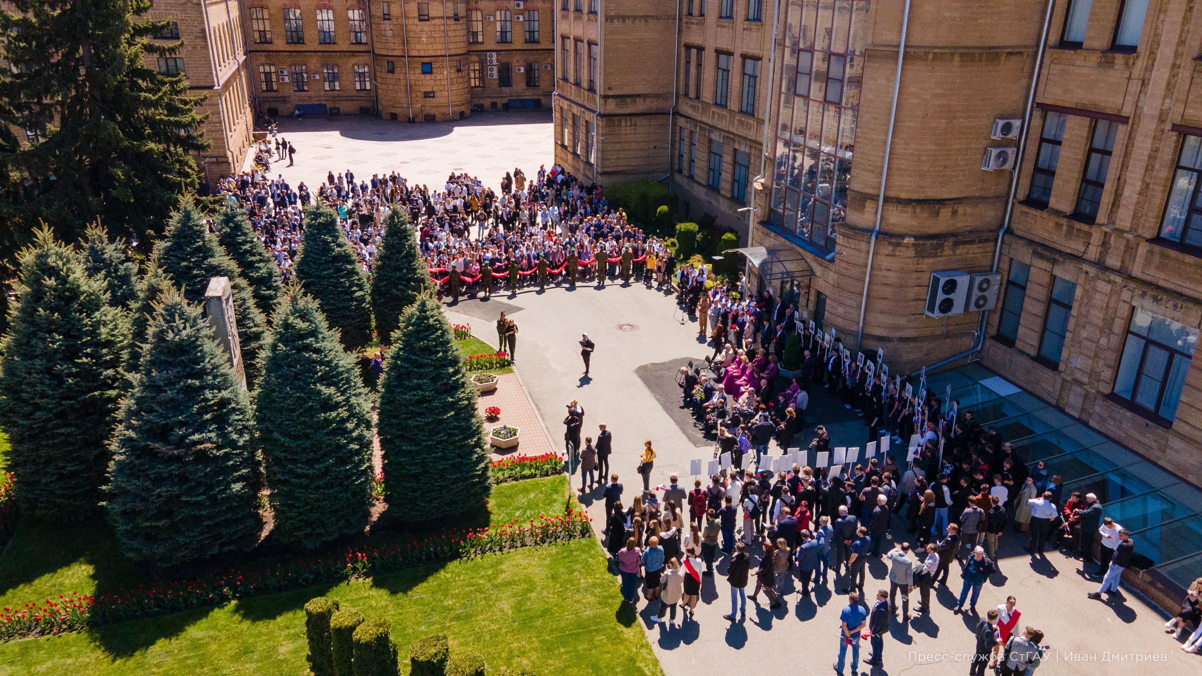 Тысячи студентов Ставропольского ГАУ спели «День Победы» вместе с Денисом Майдановым