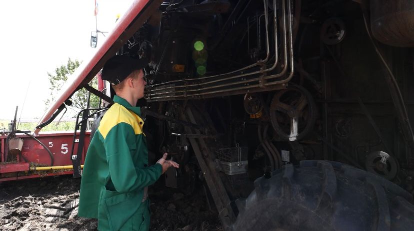 Студенты СтГАУ проходят практику по обслуживанию сельхозтехники