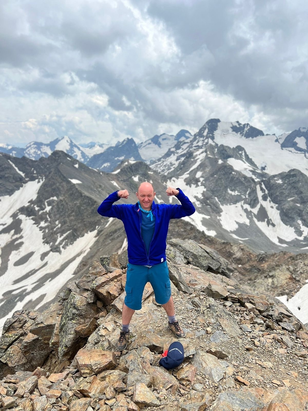 Проректор СтГАУ поднял флаг университета на вершине горы