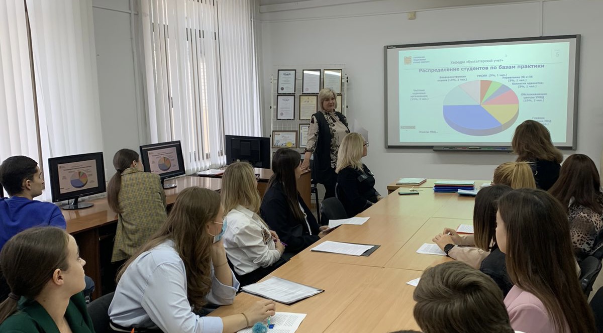 Студенты УФФ защитили отчеты по практике