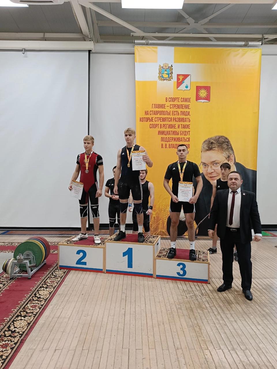 Студенты СтГАУ стали первыми на краевых соревнованиях по тяжелой атлетике