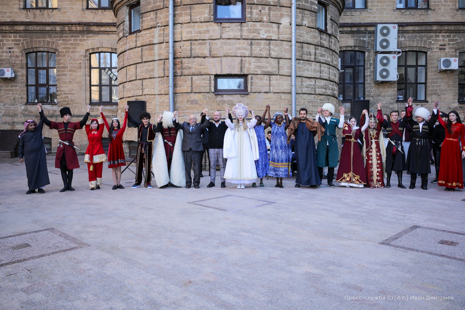 200 студентов СтГАУ приняли участие в праздновании Дня народного единства