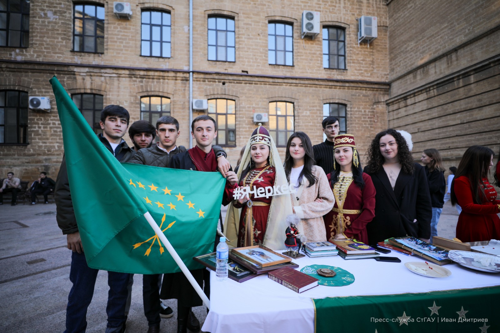 200 студентов СтГАУ приняли участие в праздновании Дня народного единства
