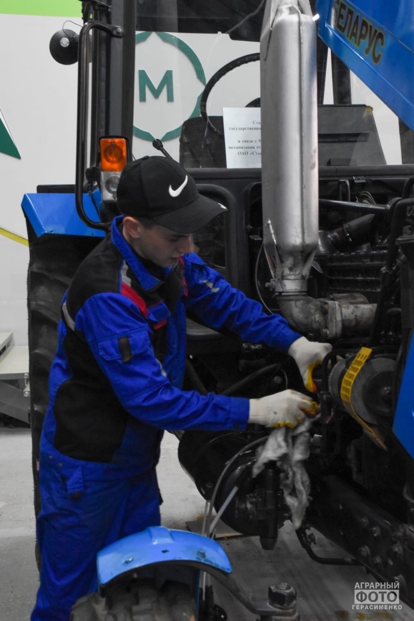 Старшекурсники Института среднего профобразования показали мастерство в ремонте сельскохозяйственной техники