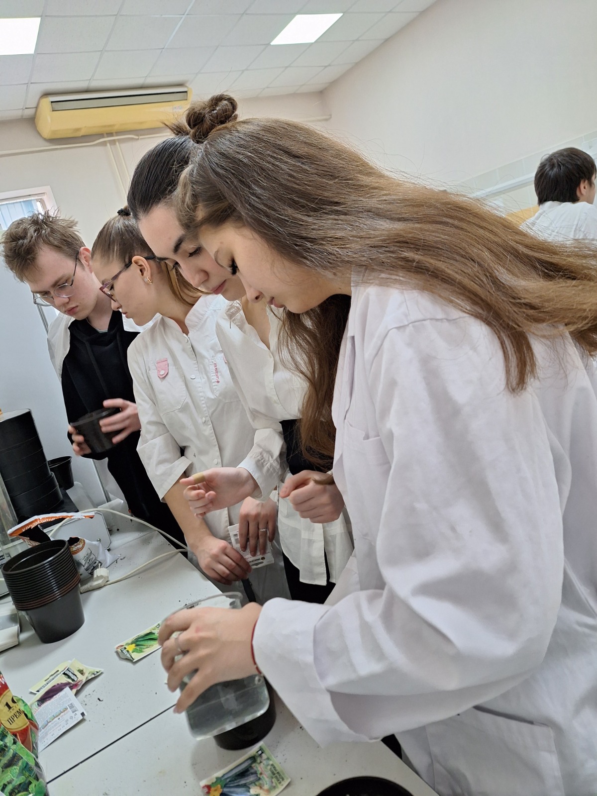 В СтГАУ прошел мастер-класс по посадке семян овощных и декоративных культур