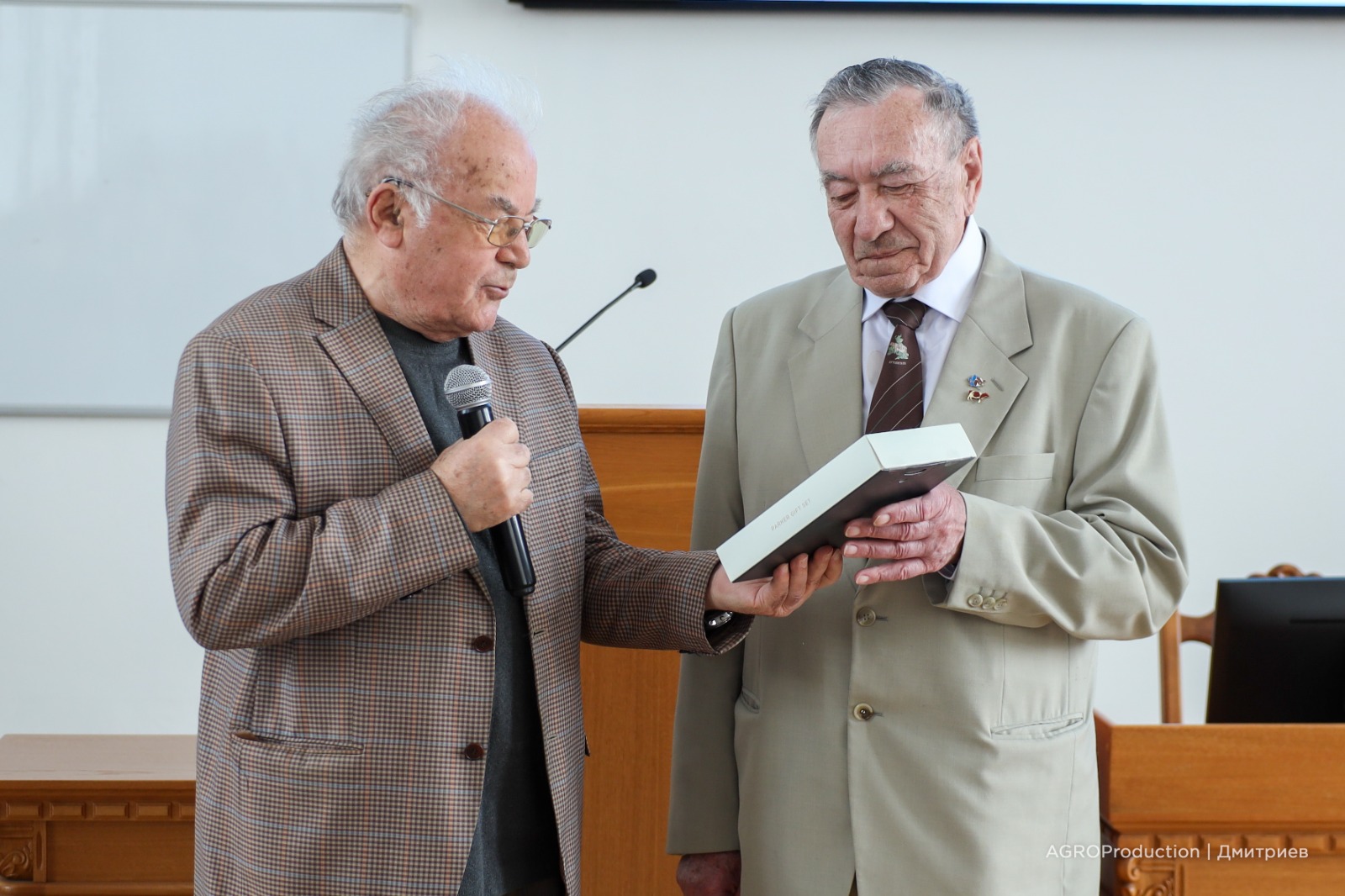 В СтГАУ отпраздновали юбилей ветерана университета Николая Захаровича Злыднева