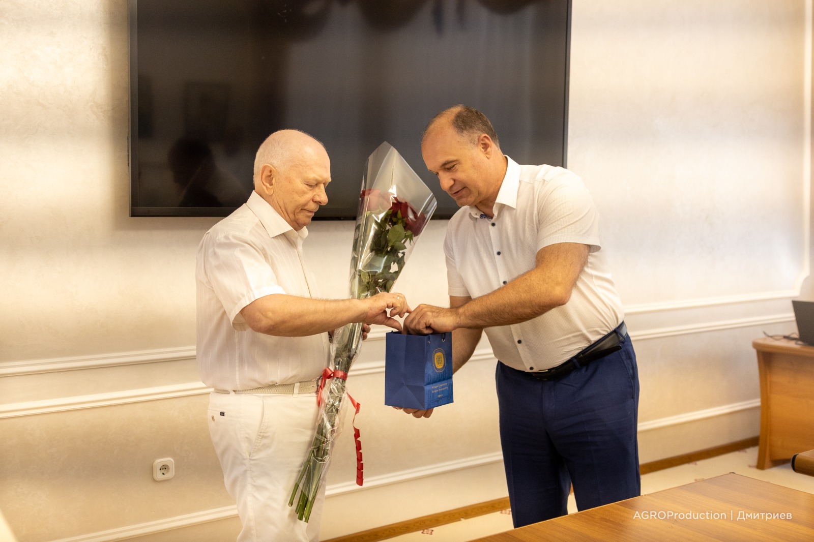 Владимир Ситников поздравил ветерана СтГАУ Николая Гузынина