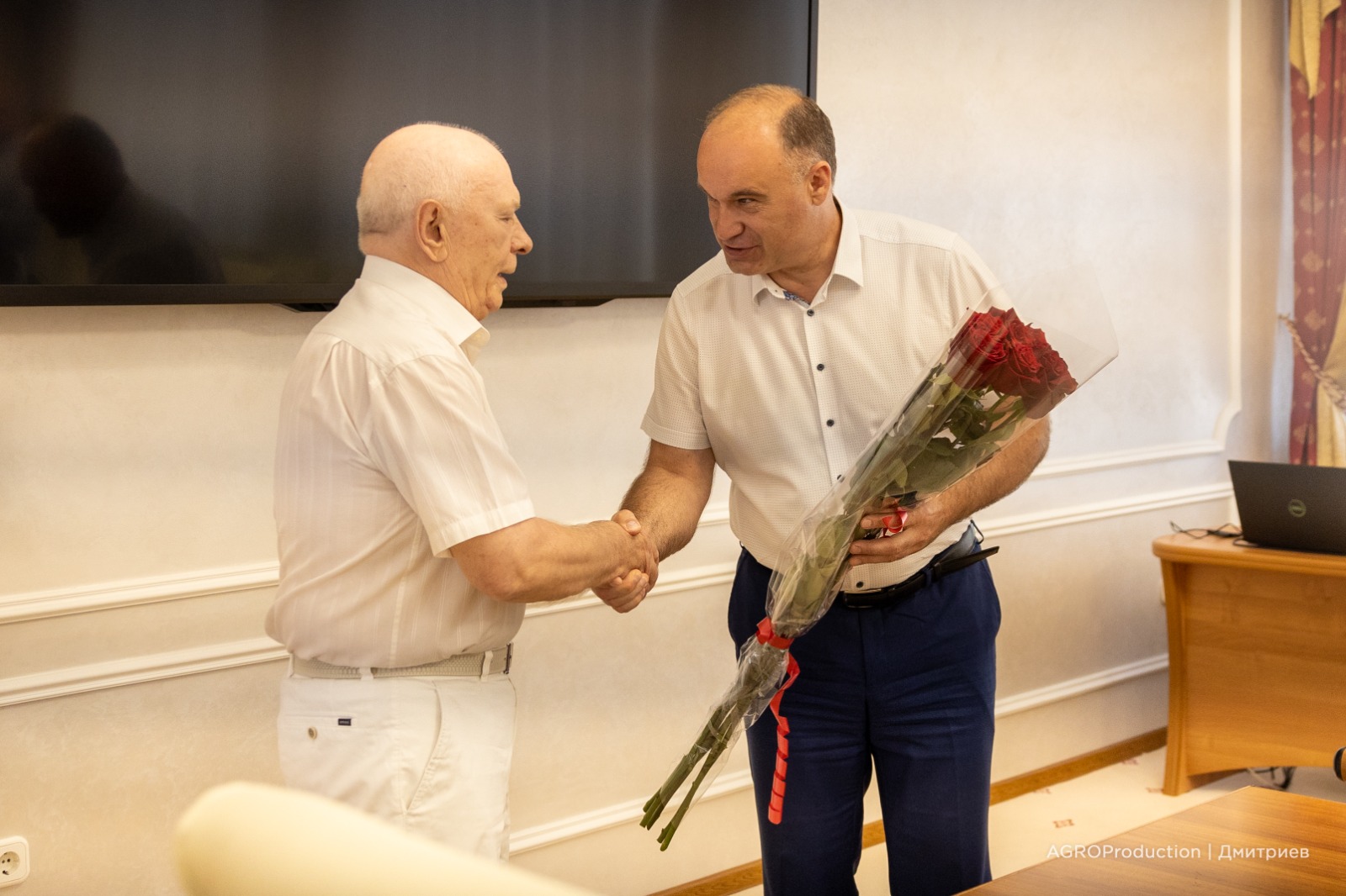 Владимир Ситников поздравил ветерана СтГАУ Николая Гузынина