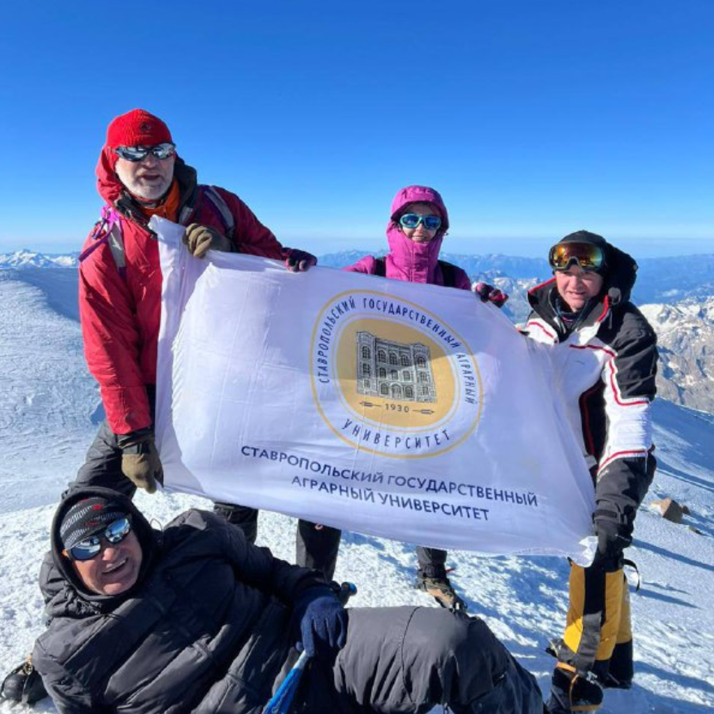 Флаг СтГАУ развернули на высочайшей точке Европы