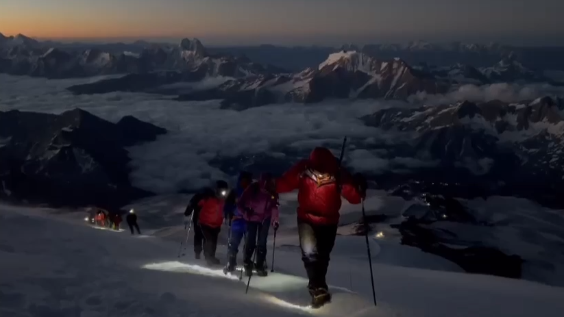 Флаг СтГАУ развернули на высочайшей точке Европы