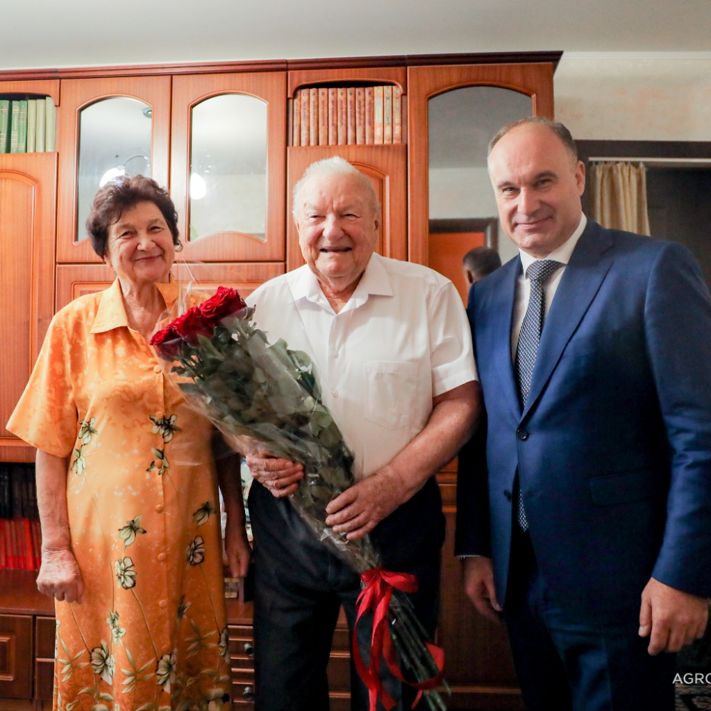 Владимир Ситников поздравил ветерана СтГАУ Георгия Дорожко с 87-летием