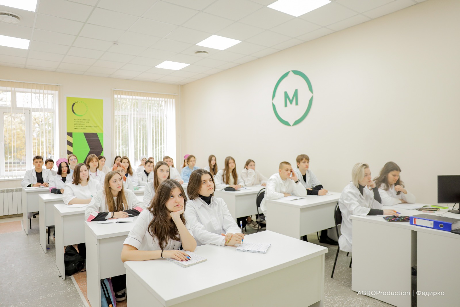 StGAU students study bird anatomy with experts from GAP Resource