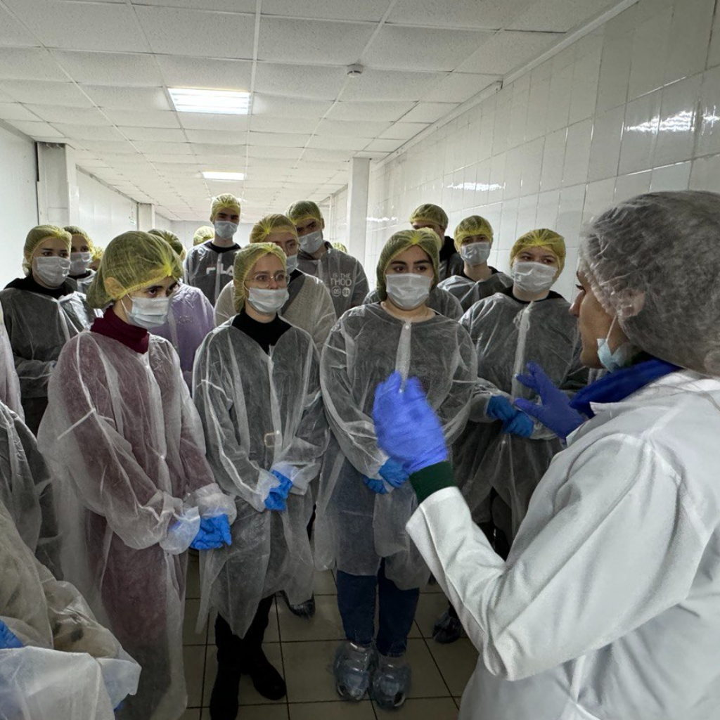 Students of the SSAU visited the Blagodarnensky poultry plant with an excursion