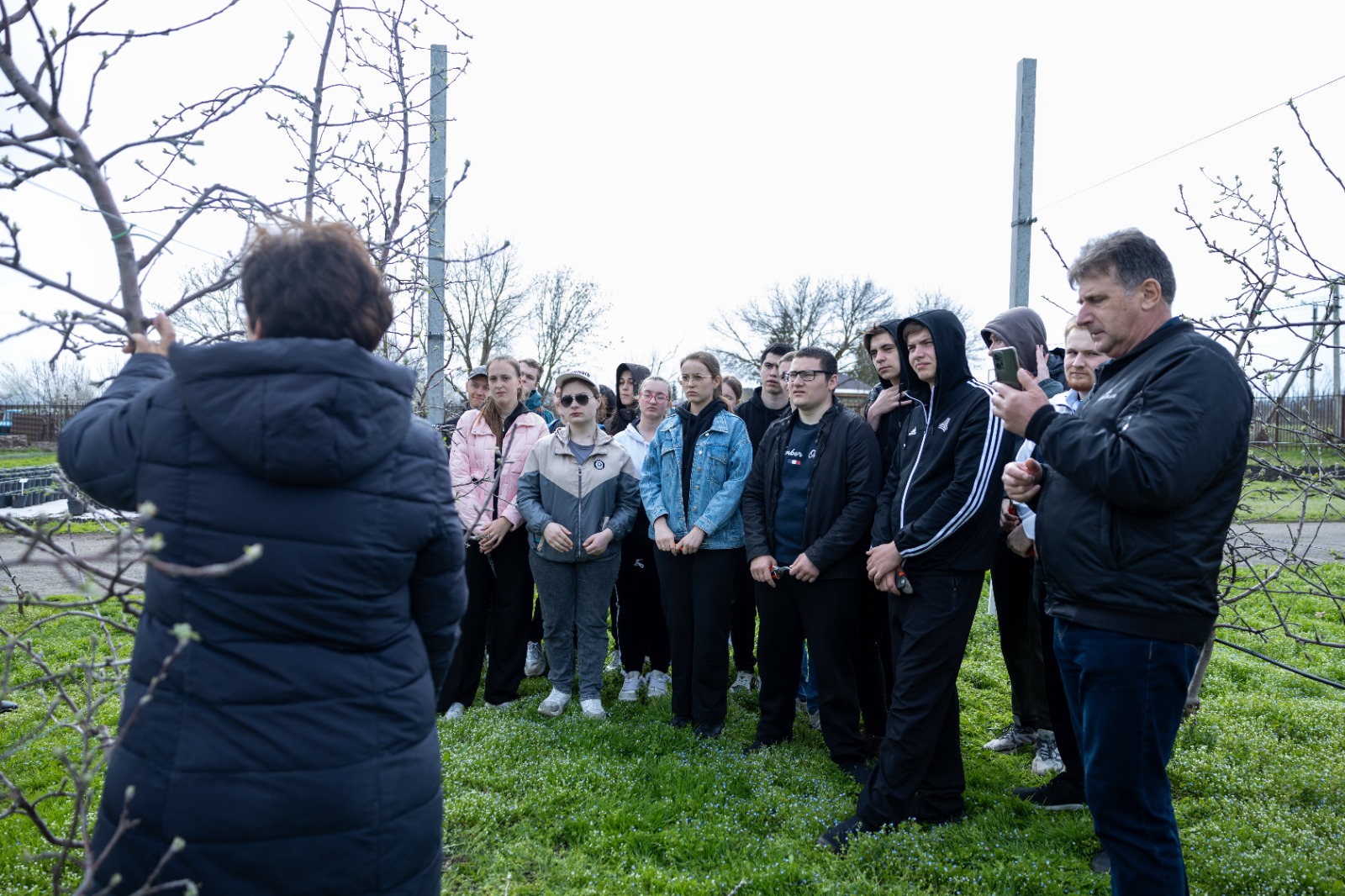 Студенты СтГАУ освоили техники весенней обрезки в интенсивном саду