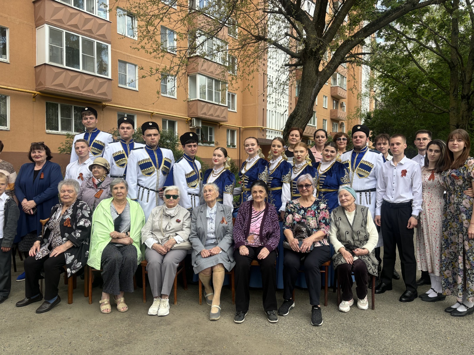 Творческие коллективы СтГАУ приняли участие в общегородской акции «Поздравляем ветерана всем двором»