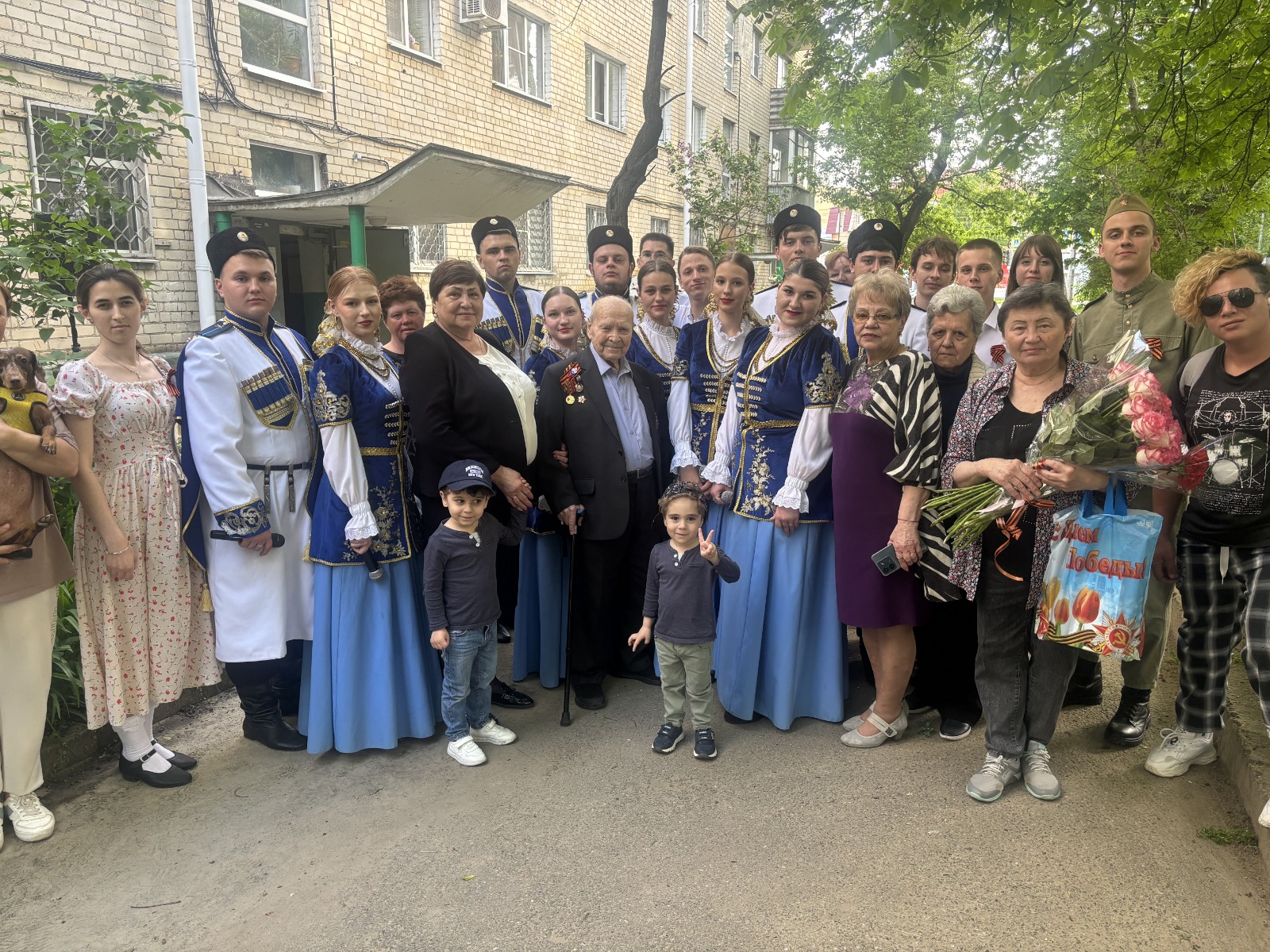 Творческие коллективы СтГАУ приняли участие в общегородской акции «Поздравляем ветерана всем двором»