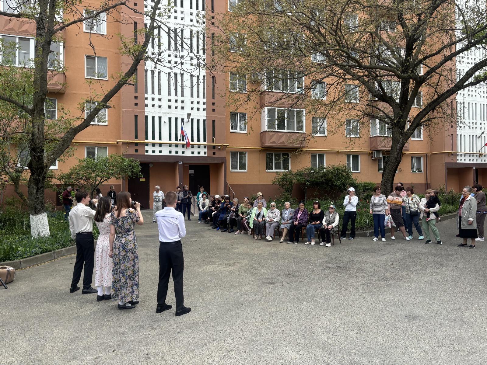 Творческие коллективы СтГАУ приняли участие в общегородской акции «Поздравляем ветерана всем двором»