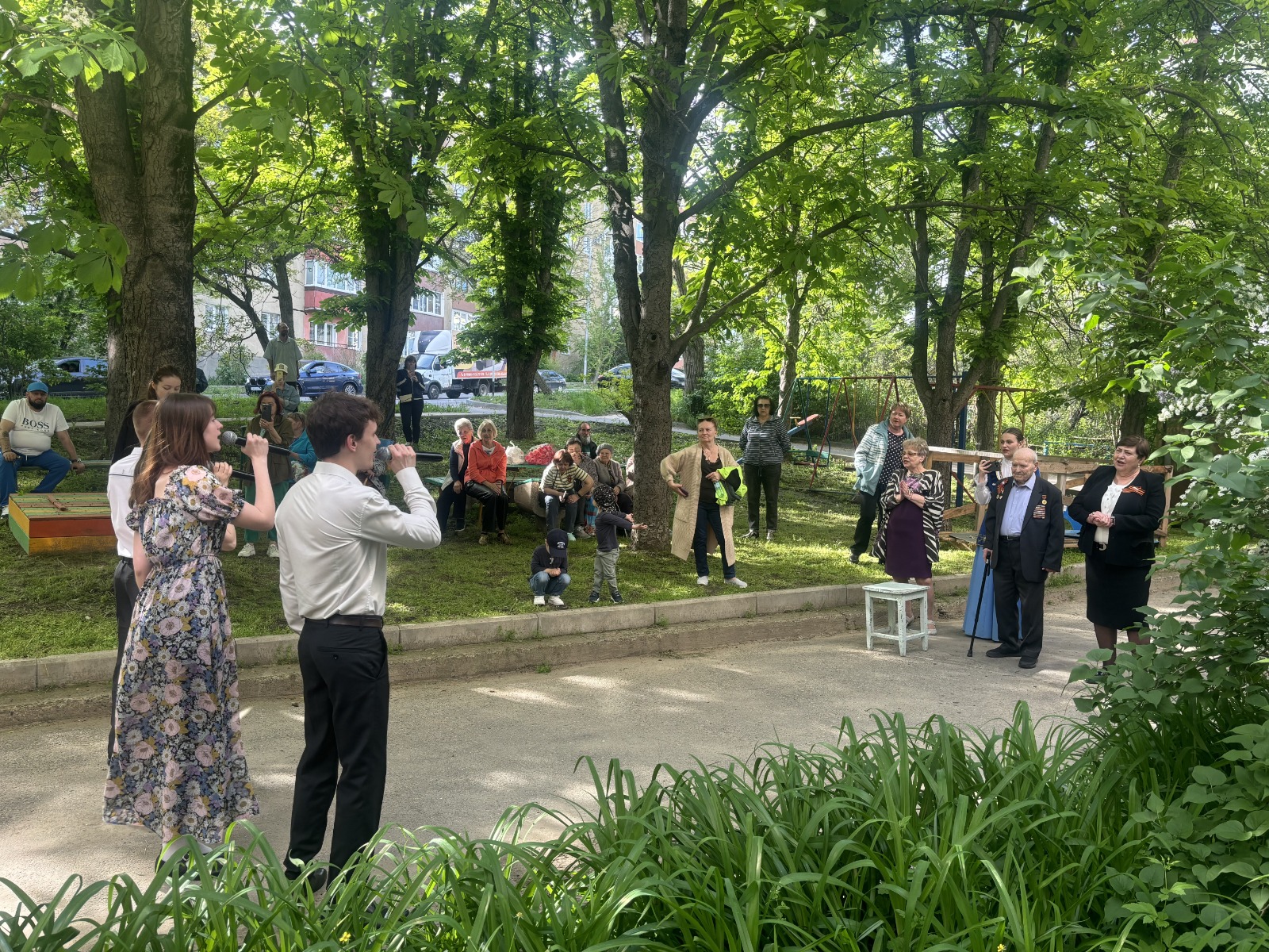 Творческие коллективы СтГАУ приняли участие в общегородской акции «Поздравляем ветерана всем двором»