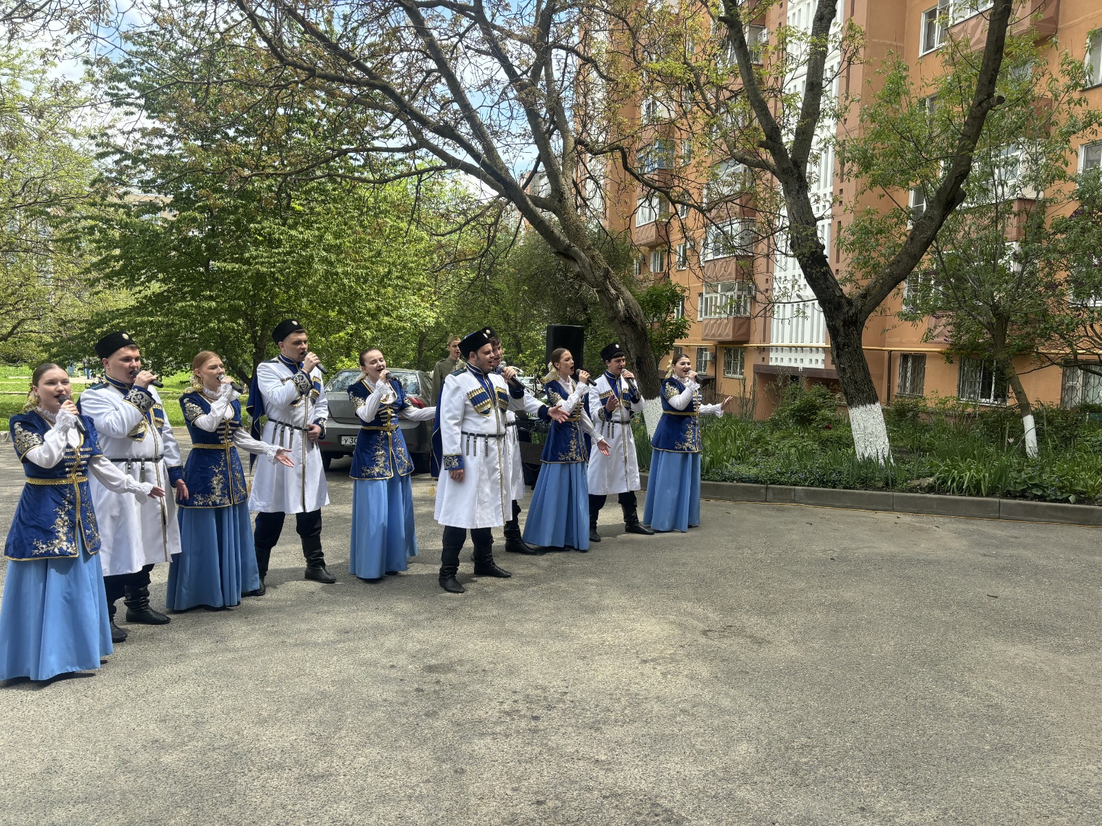 Творческие коллективы СтГАУ приняли участие в общегородской акции «Поздравляем ветерана всем двором»