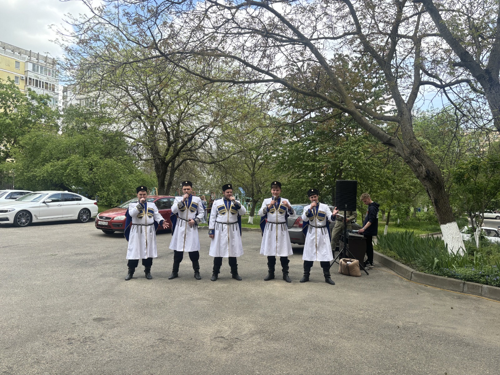 Творческие коллективы СтГАУ приняли участие в общегородской акции «Поздравляем ветерана всем двором»