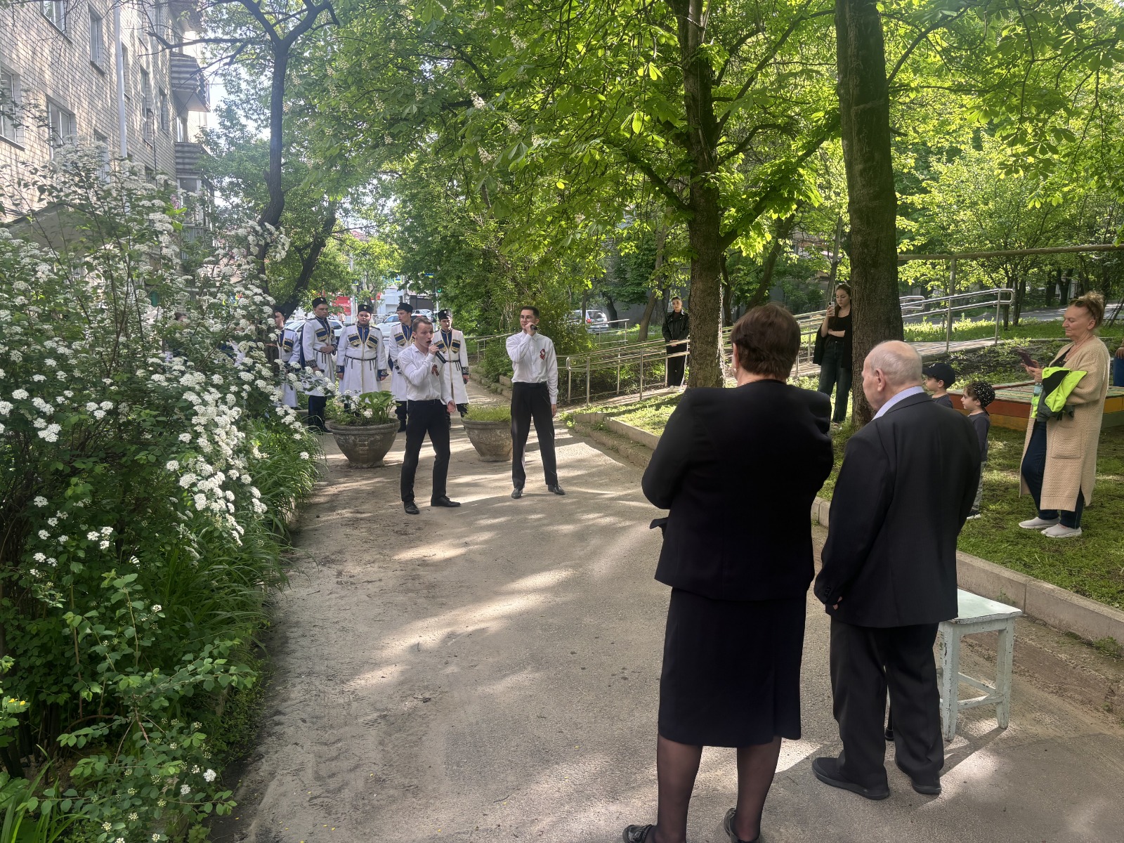 Творческие коллективы СтГАУ приняли участие в общегородской акции «Поздравляем ветерана всем двором»