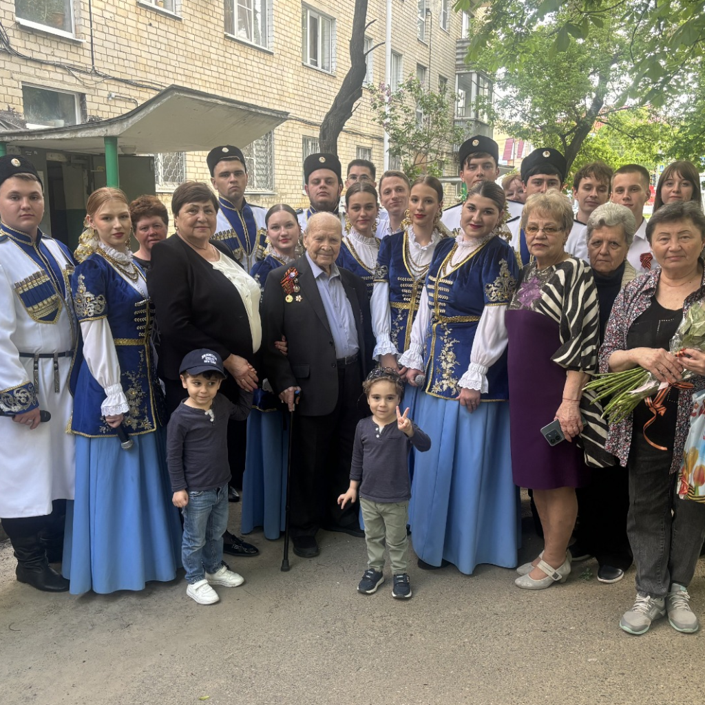 Творческие коллективы СтГАУ приняли участие в общегородской акции «Поздравляем ветерана всем двором»