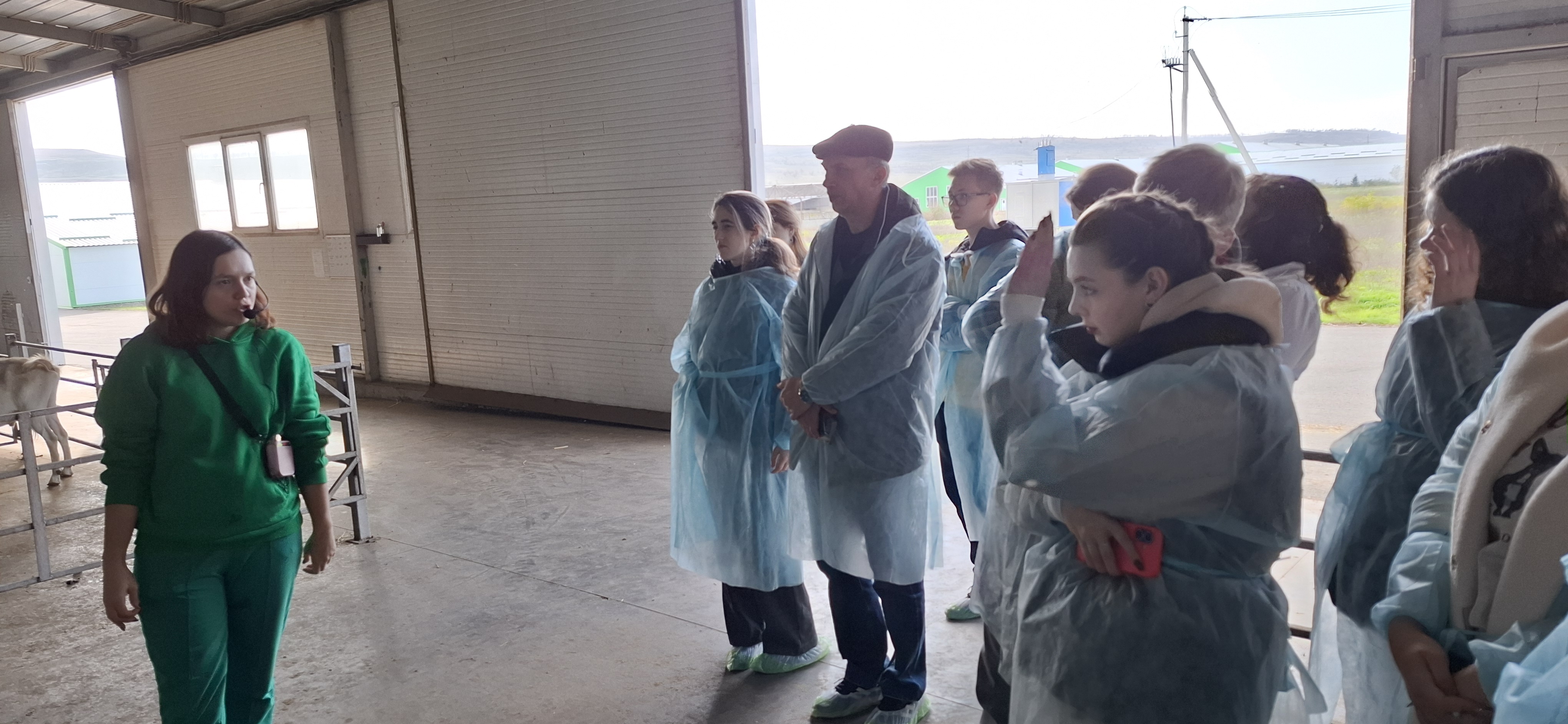 Студенты СтГАУ посетили выездное занятие в козьем молочном комплексе