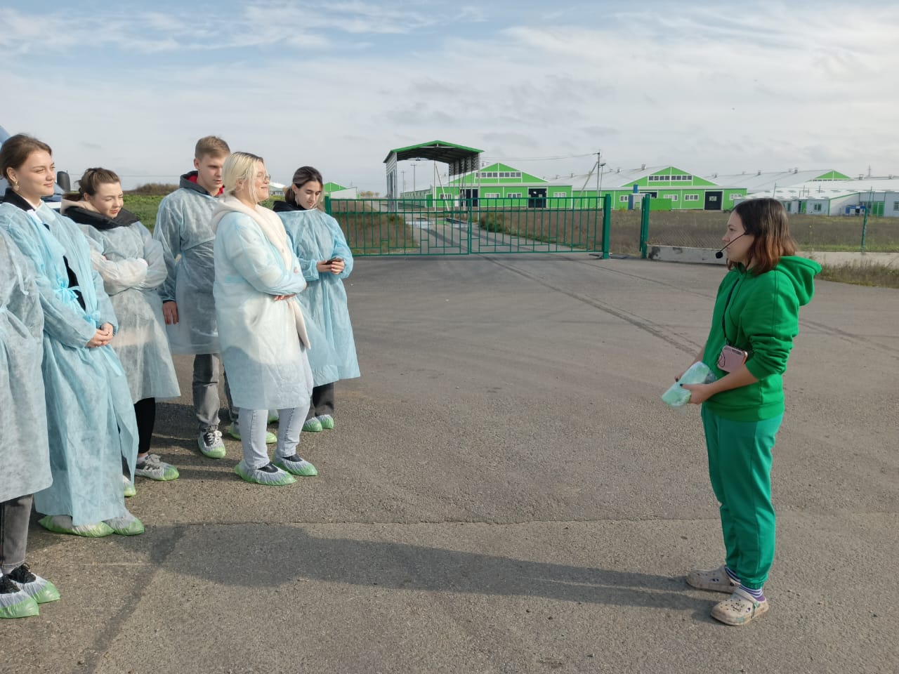 Студенты СтГАУ посетили выездное занятие в козьем молочном комплексе