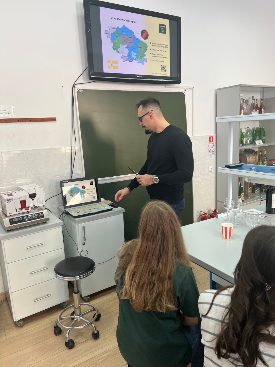 Студенты СтГАУ посетили открытую лекцию технолога винодельни «Марко»