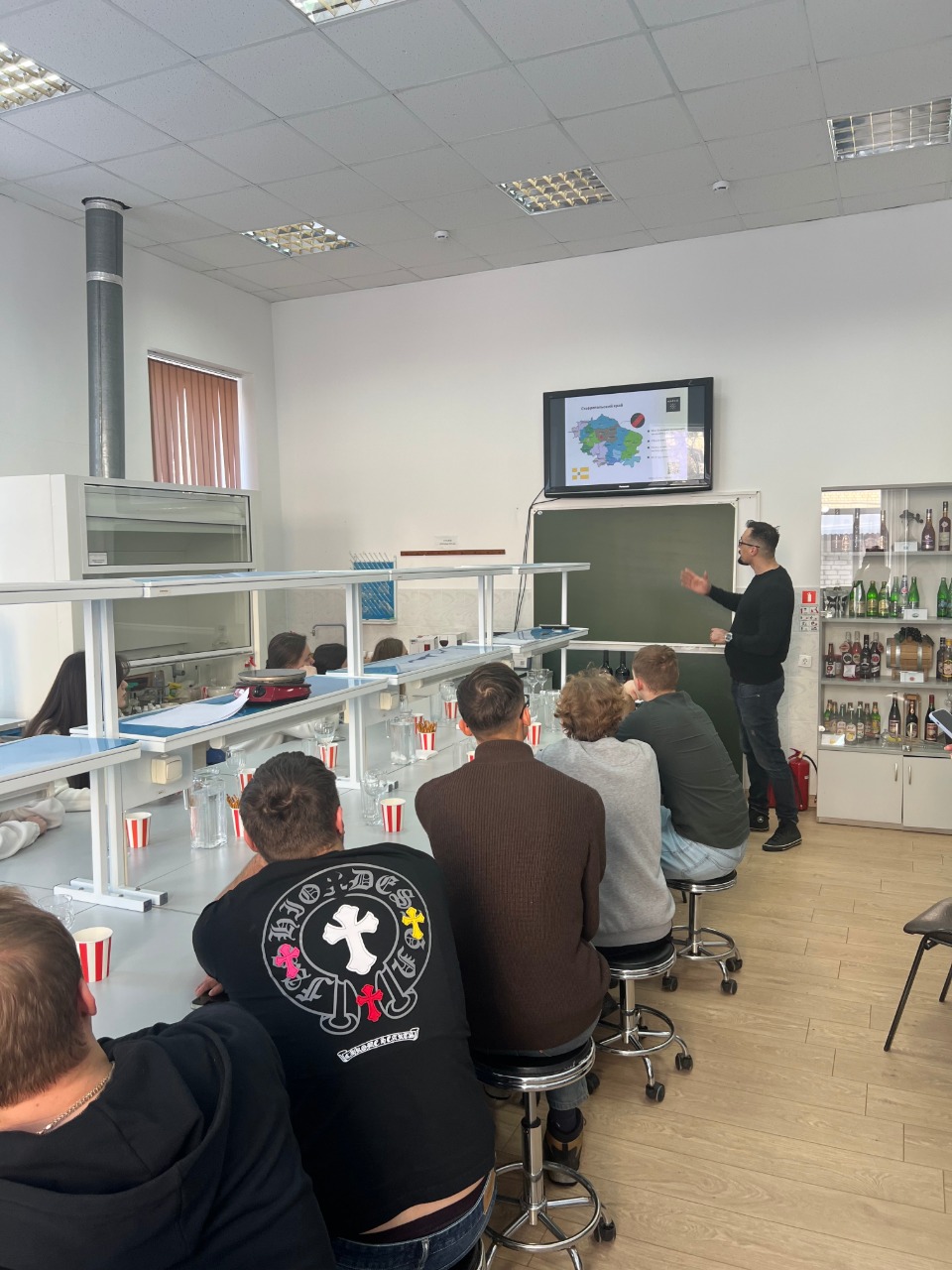 Студенты СтГАУ посетили открытую лекцию технолога винодельни «Марко»